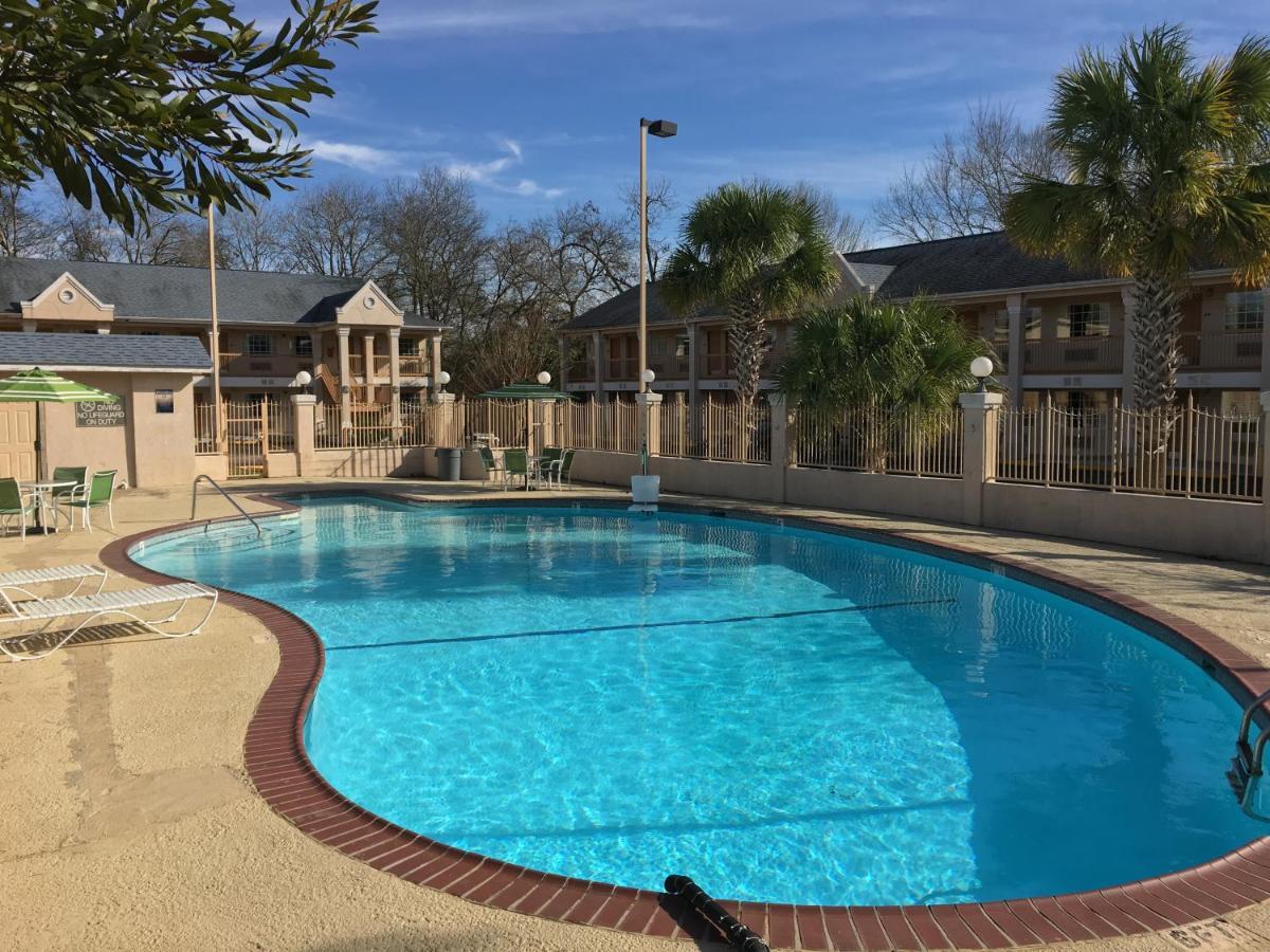 Days Inn By Wyndham Nacogdoches/Sfa University/Downtown Exterior photo